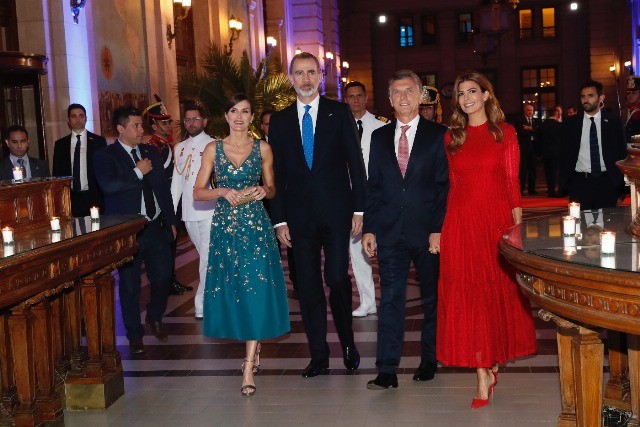 Foto Doña Letizia presume de escote diez en la Cena de Gala