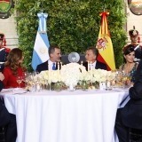 Los Reyes con Mauricio Macri y Juliana Awada en la mesa presidencial