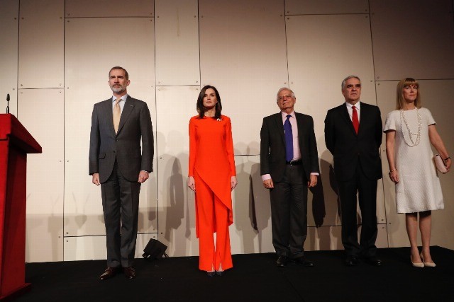 Foto Don Felipe y doña Letizia acompañados por Josep Borrell y Luis Javier Gil y esposa Foto Don Felipe y doña Letizia acompañados por Josep Borrell y Luis Javier Gil y esposa