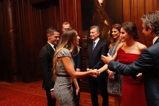 Foto La reina Letizia recibe el saludo de los asistentes a la recepción Foto La reina Letizia recibe el saludo de los asistentes a la recepción
