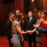 La reina Letizia recibe el saludo de los asistentes a la recepción