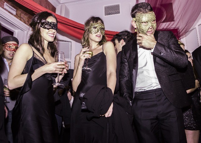 Foto Macarena García, Belén Cuesta y Mario Casas