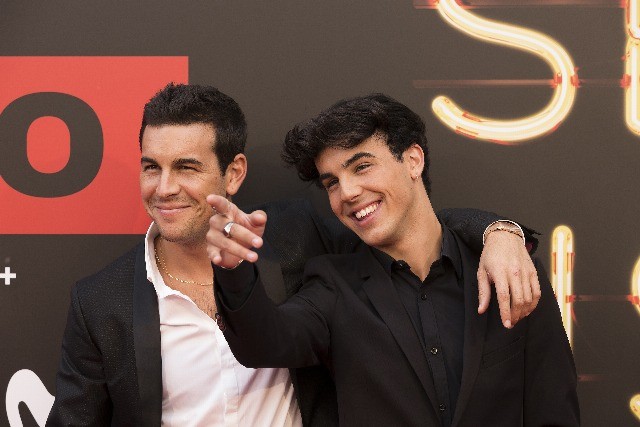 Foto Mario Casas y Óscar Casas, divertidos en la première