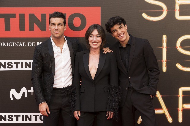 Foto Mario Casas, Lola Dueñas y Óscar Casas