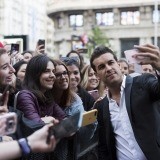 Mario Casas se da un baño de masas