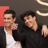 Mario Casas y Óscar Casas, divertidos en la première