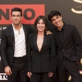 Mario Casas, Lola Dueñas y Óscar Casas