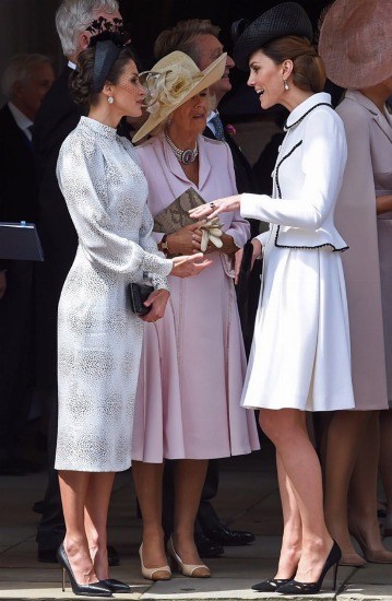 Foto Kate Middleton conversa animadamente con la reina Letizia