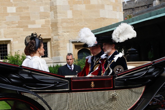 Foto Los Reyes con los duques de Cambridge en el coche de caballos descubierto