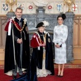 Foto oficial de los Reyes Felipe y Letizia junto a la reina Isabel II tras la investidura como Caballero