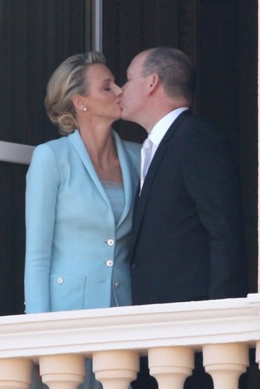 Foto El Príncipe Alberto y Charlene nos muestran un beso soso