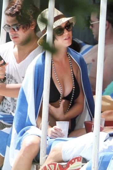 Foto Katy Perry disfruta del sol, de sus amigos y de un refrigerio