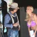 Johnny Depp mira fijamente los pechos de Jordan Carver