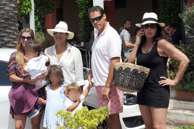 Foto Carmen Martínez Bordiú con su hijo Luis Alfonso, su mujer e hijos