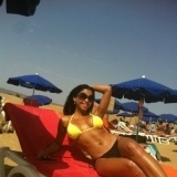 Jackie en bikini disfruta de la playa