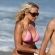 Ir a la foto Pamela Anderson en la playa luciendo escote