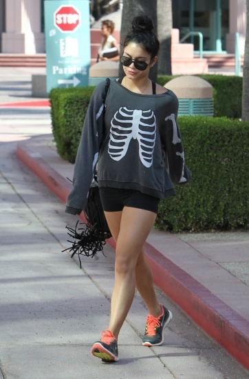 Foto Vanessa Hudgens con sudadera de esqueleto y shorts sale del gimnasio