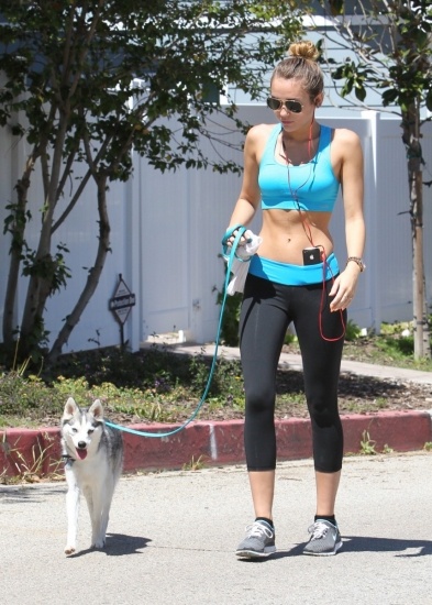 Foto Miley Cyrus apuesta por el azul y los tops deportivos