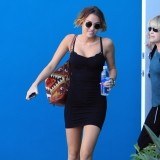 Miley Cyrus acude con minivestido a su clase de pilates