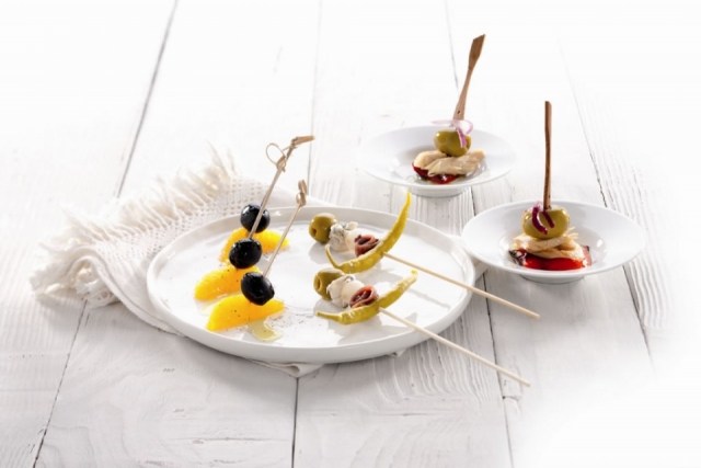 Foto Brochetas de aceitunas, un aperitivo saludable y bajo en calorías Foto Brochetas de aceitunas, un aperitivo saludable y bajo en calorías