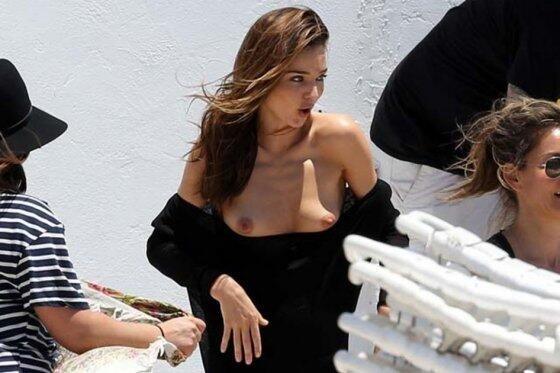Foto Miranda Kerr con cara de sorpresa ante su descuido