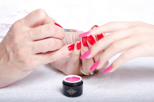 Foto Distintos tipos de manicura en rosa y rojo