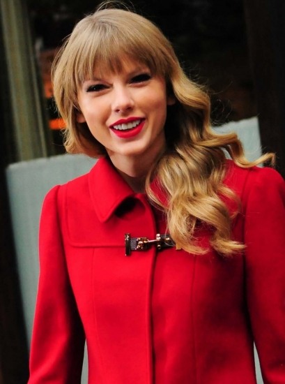 Foto Taylor Swift, su dulce peinado con ondas y flequillo