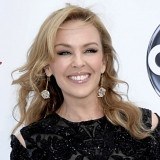 Kylie Minogue y su rejuvenecedor peinado con ondas